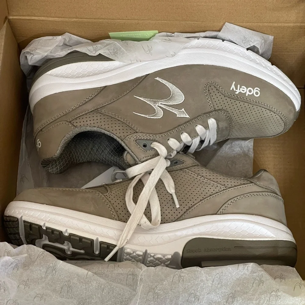 NWT GDEFY Orion Athletic shoes tan/ white‎ size 10